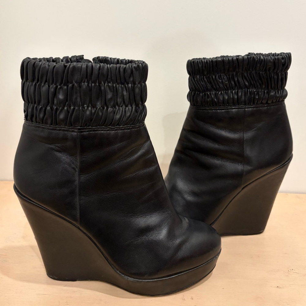Pour La Victoire Women’s Black Leather Wedge Boots (Size 8)